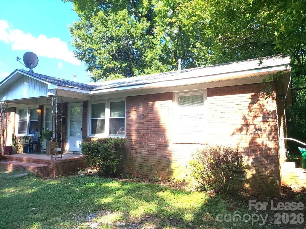 956 S Hoskins Road - Photo 0