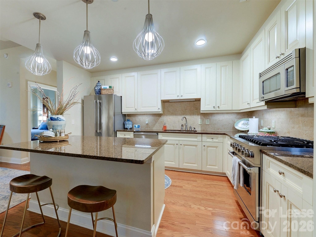 701 Royal Court - Photo 4