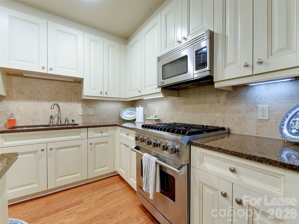 701 Royal Court - Photo 7