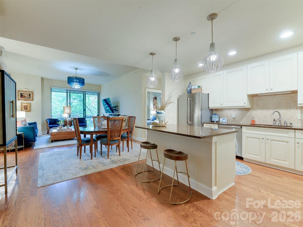 701 Royal Court - Photo 0