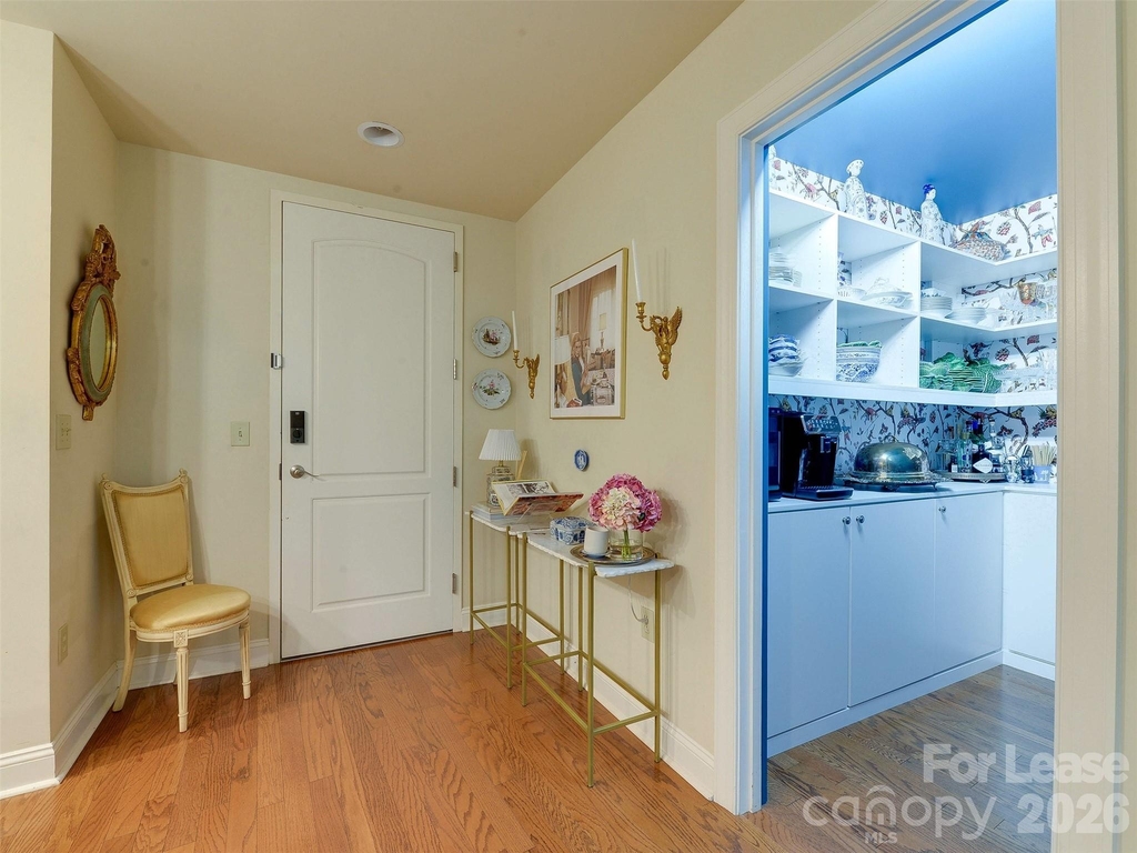 701 Royal Court - Photo 2