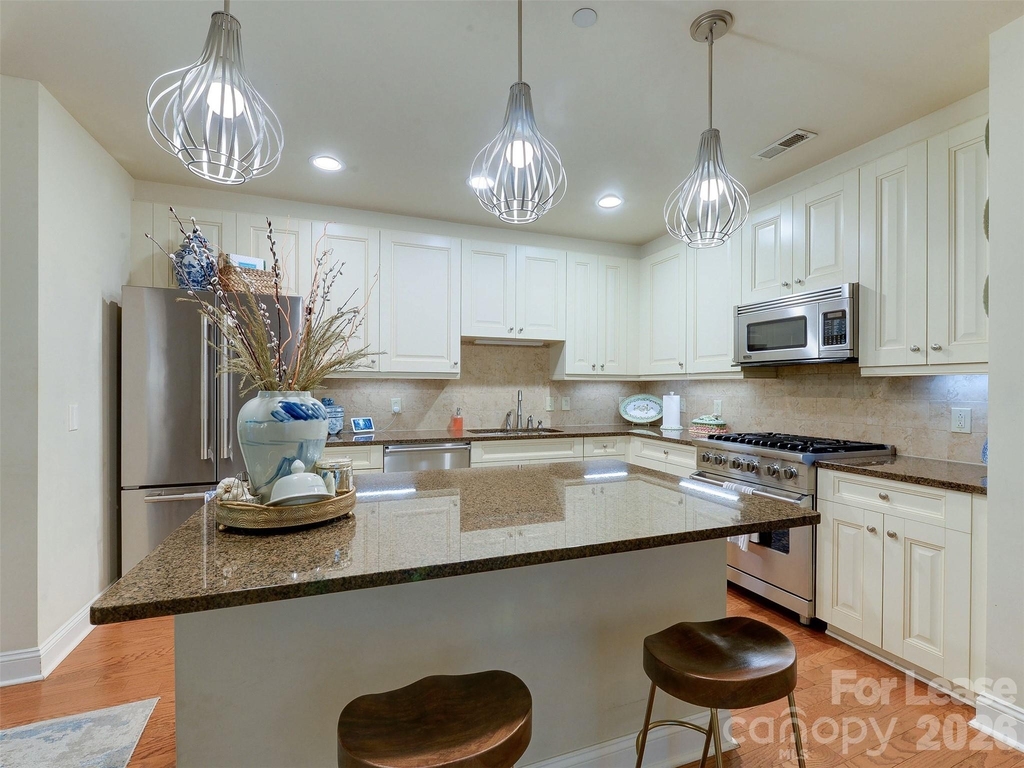 701 Royal Court - Photo 5