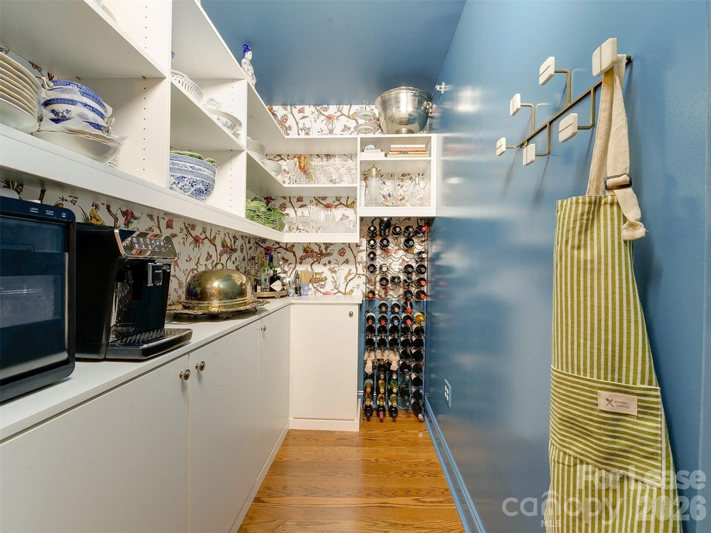 701 Royal Court - Photo 3