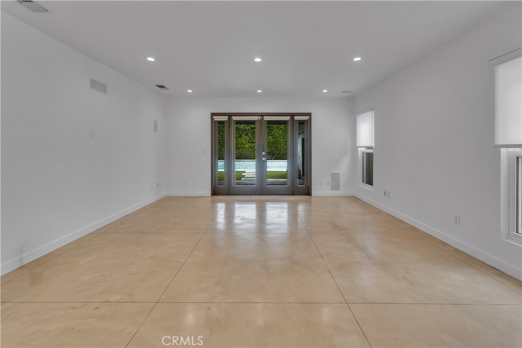 4925 Nagle Avenue - Photo 15