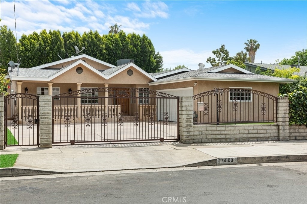 6508 Mammoth Avenue - Photo 0