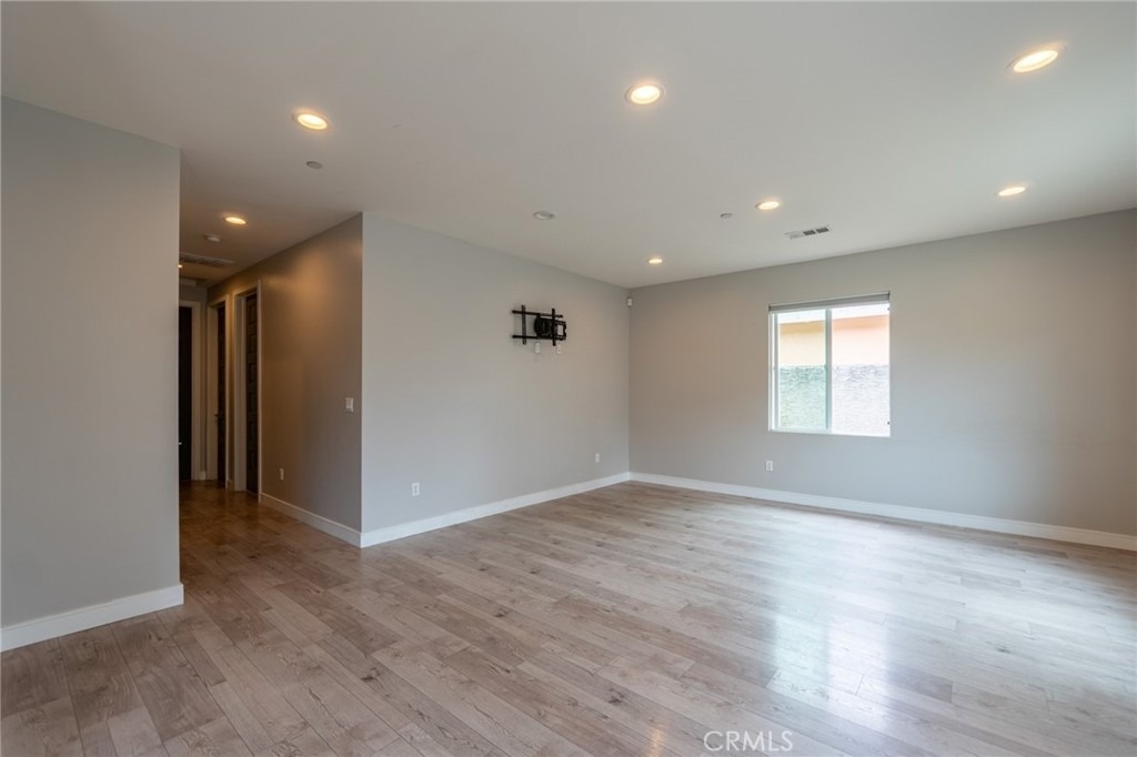 6938 Peach Avenue - Photo 2