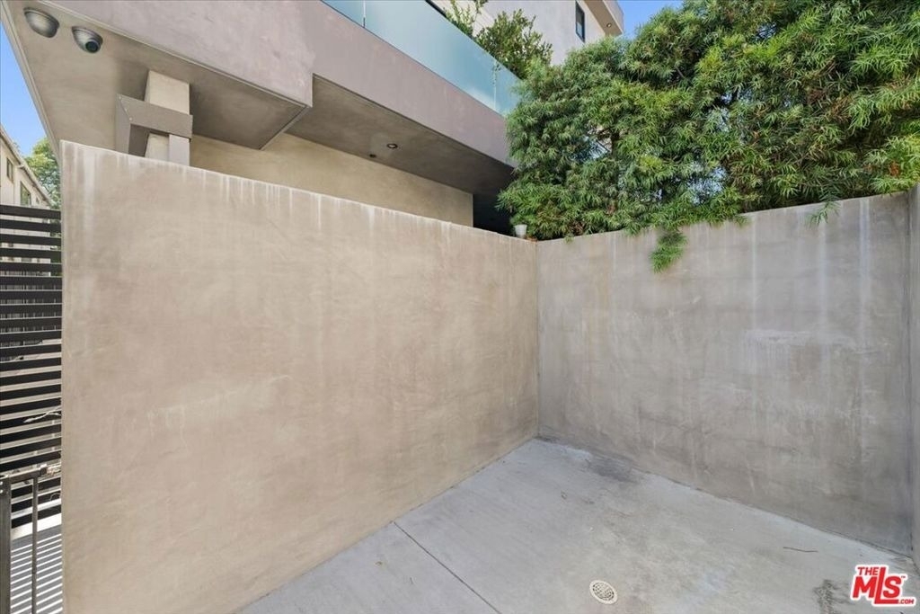 556 N Flores Street - Photo 24