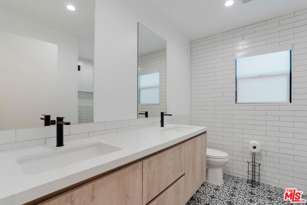 19602 Hamlin Street - Photo 22