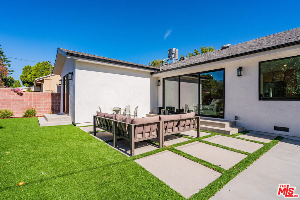 19602 Hamlin Street - Photo 3