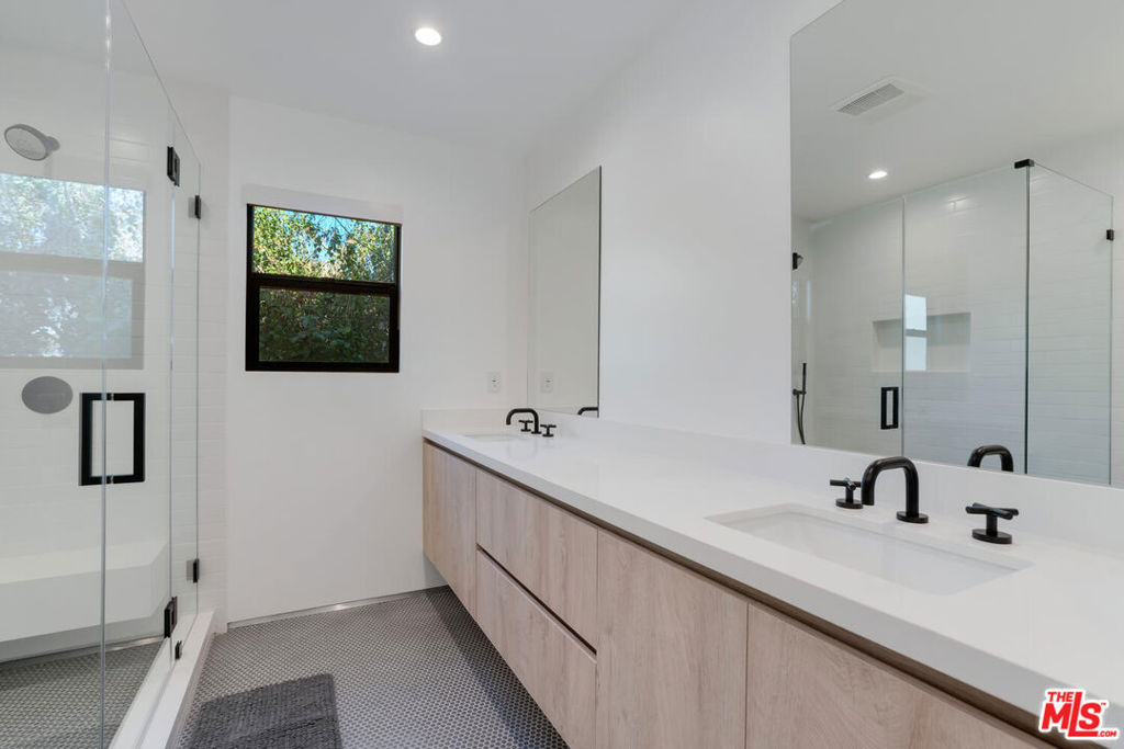 19602 Hamlin Street - Photo 21