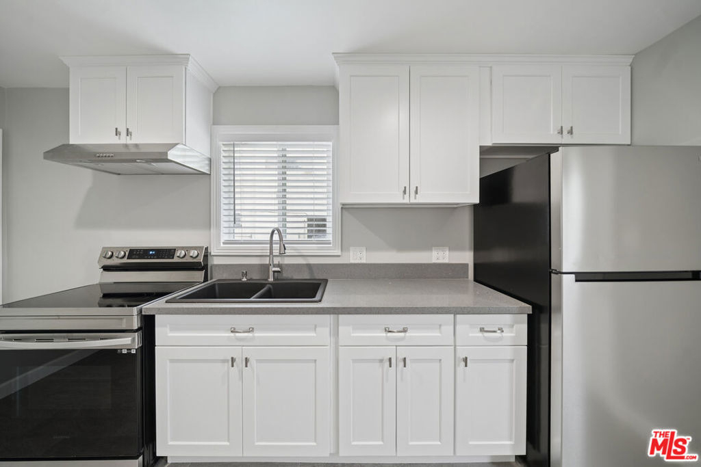 1545 W 23rd Street - Photo 1