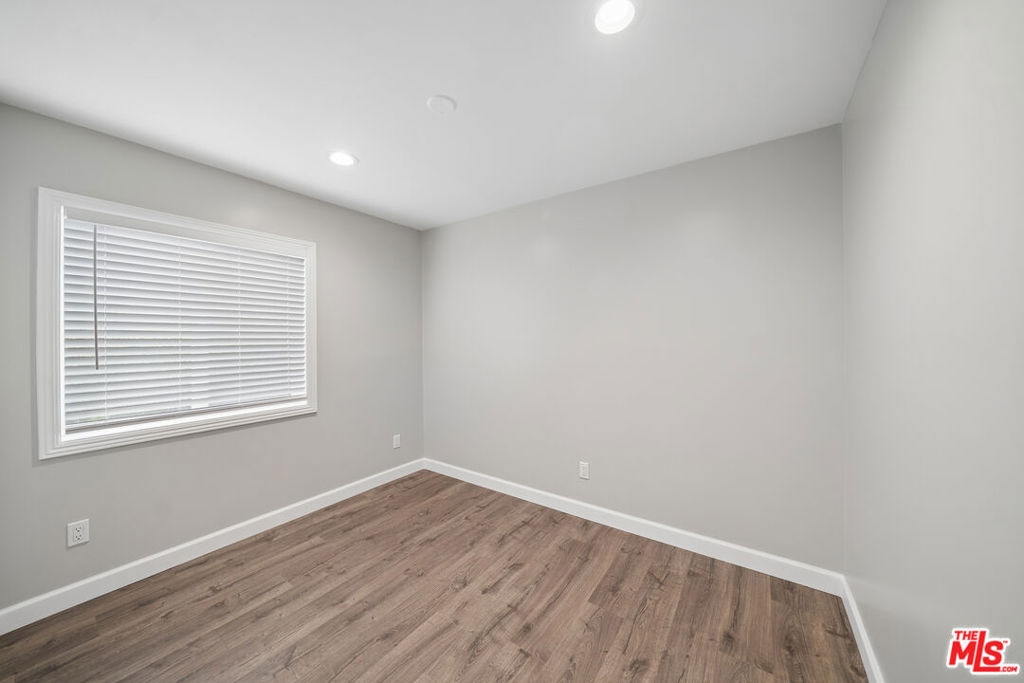 1545 W 23rd Street - Photo 8