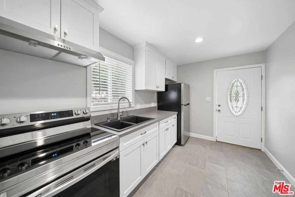 1545 W 23rd Street - Photo 0