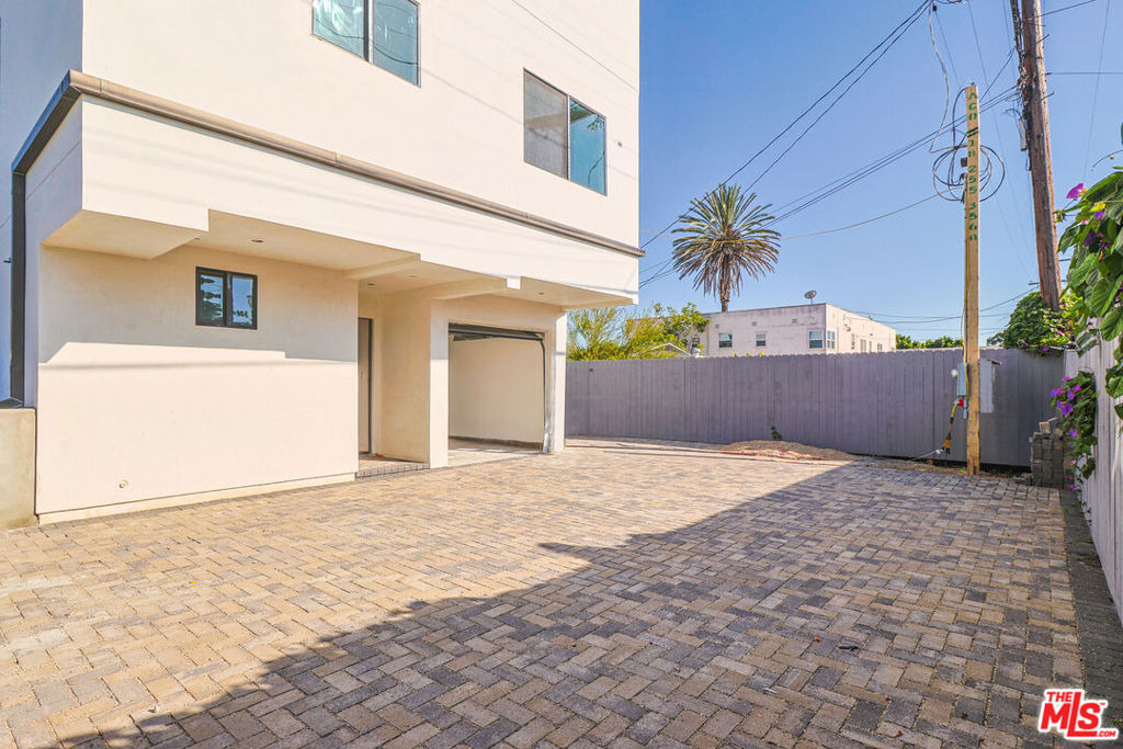 1923 1/2 Carmona Avenue - Photo 11