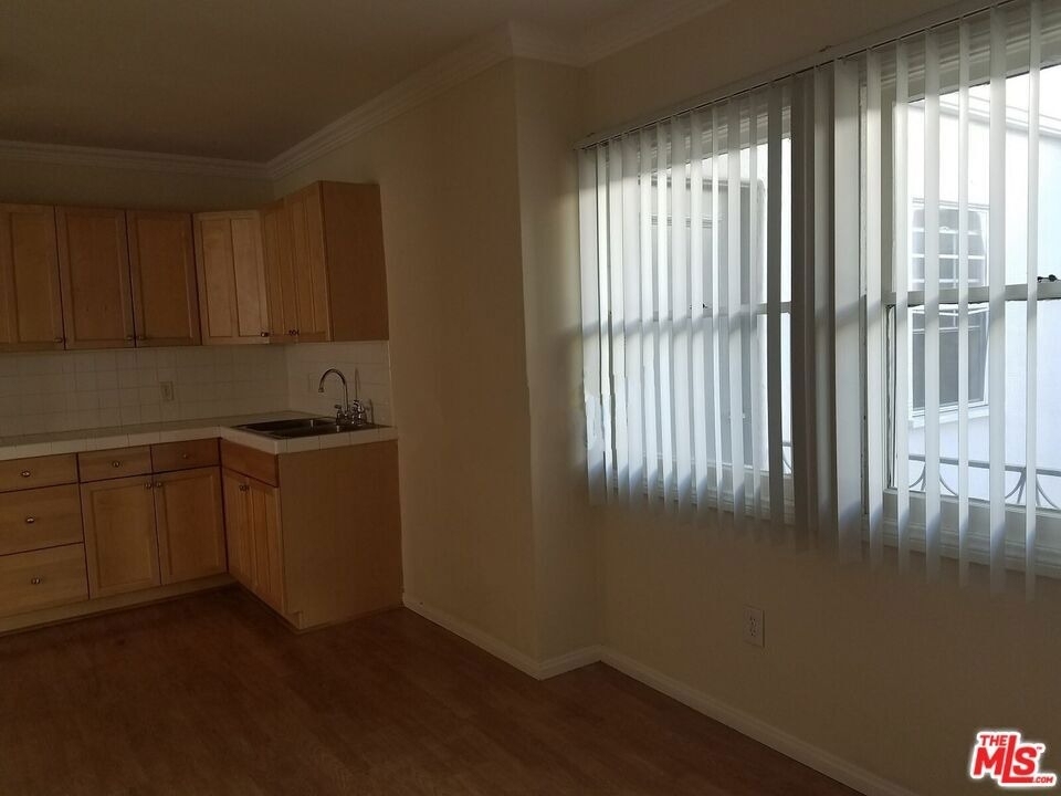 615 N Rossmore Avenue - Photo 2