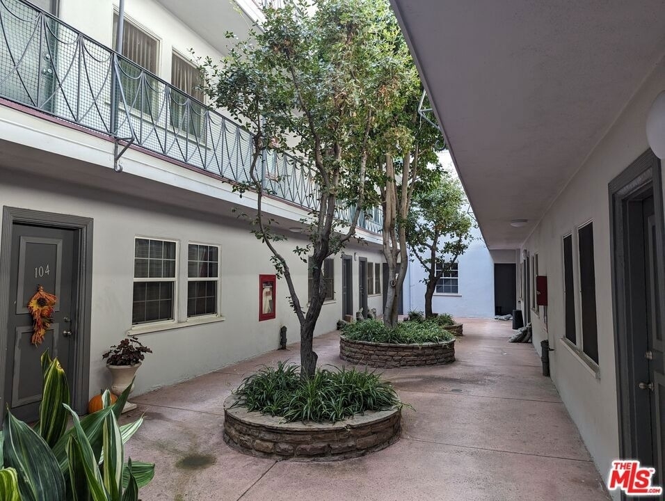 615 N Rossmore Avenue - Photo 1
