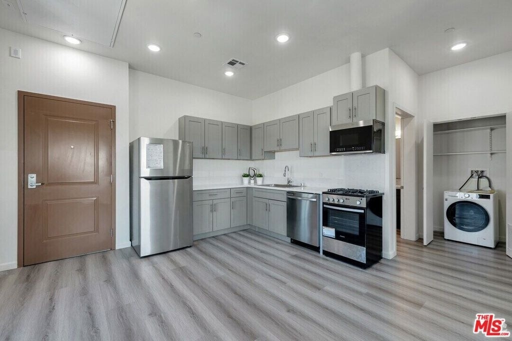983 Dewey Avenue - Photo 1