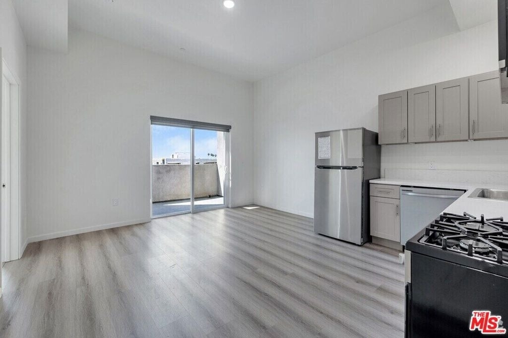 983 Dewey Avenue - Photo 4