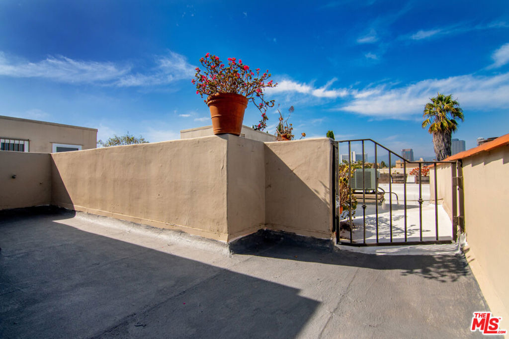 1650 Veteran Avenue - Photo 24