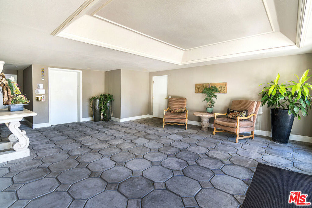 1650 Veteran Avenue - Photo 2