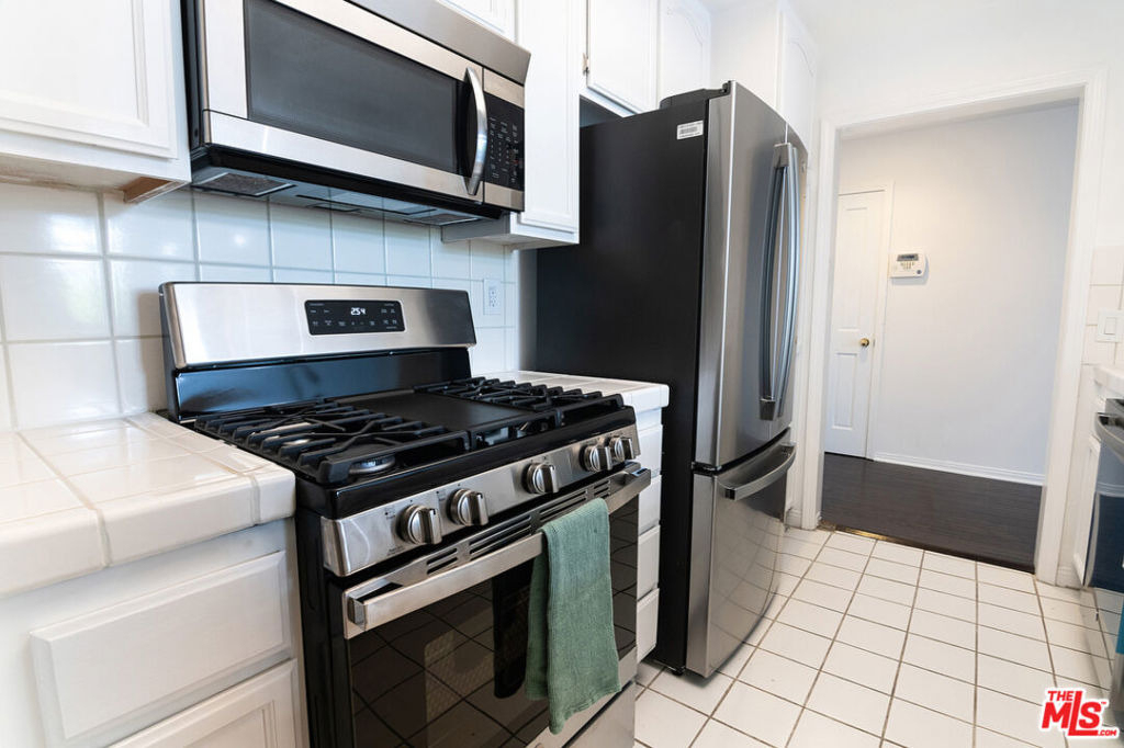 1650 Veteran Avenue - Photo 9