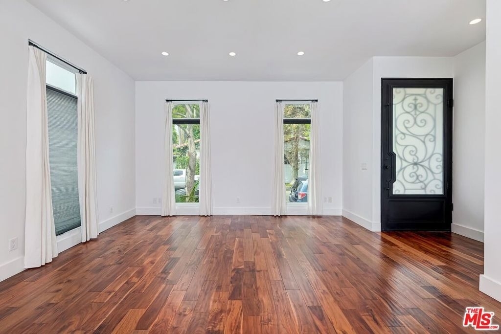 7270 Waring Avenue - Photo 3