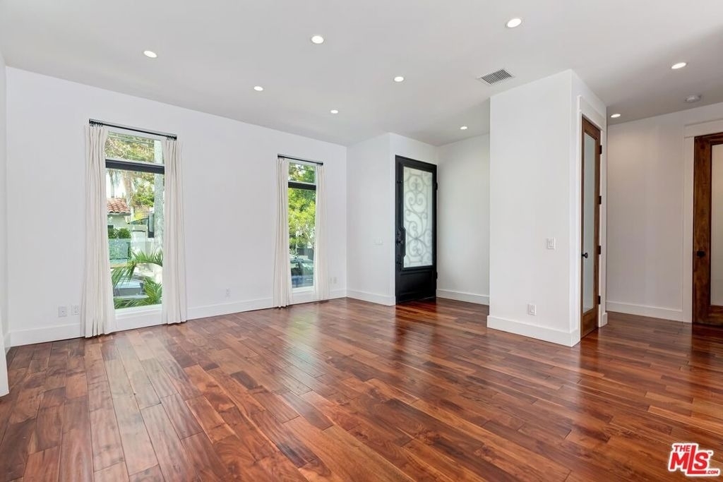 7270 Waring Avenue - Photo 4