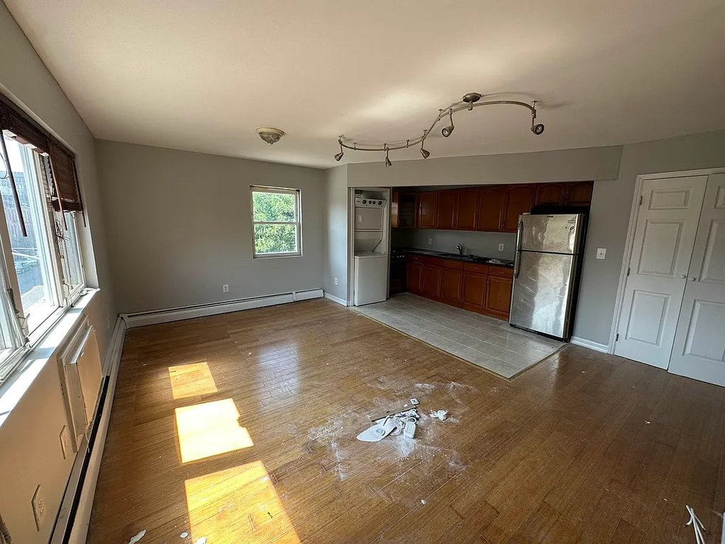 1027 Halsey Street - Photo 2