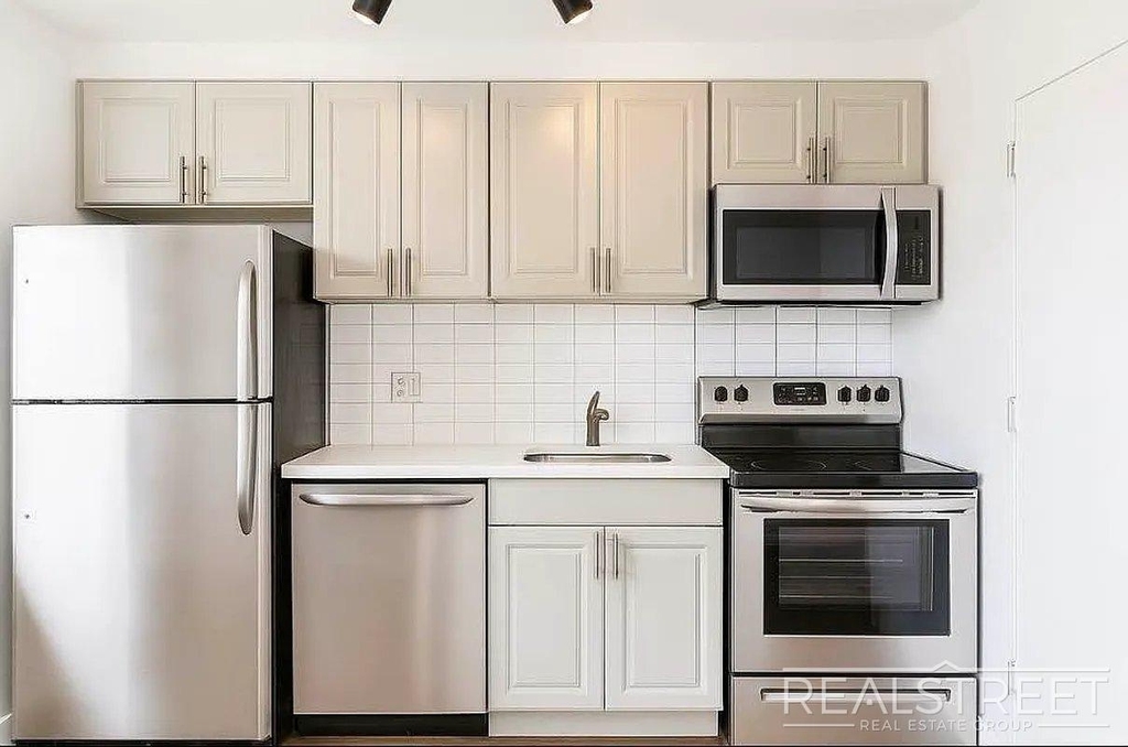 286 Stanhope Street - Photo 0