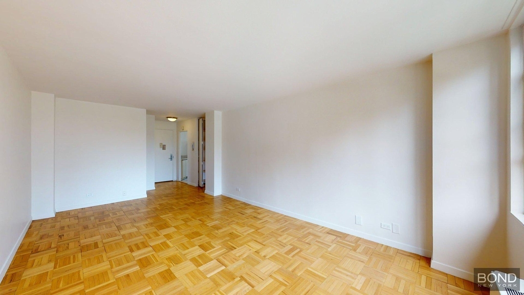 East 49th Street - Photo 0