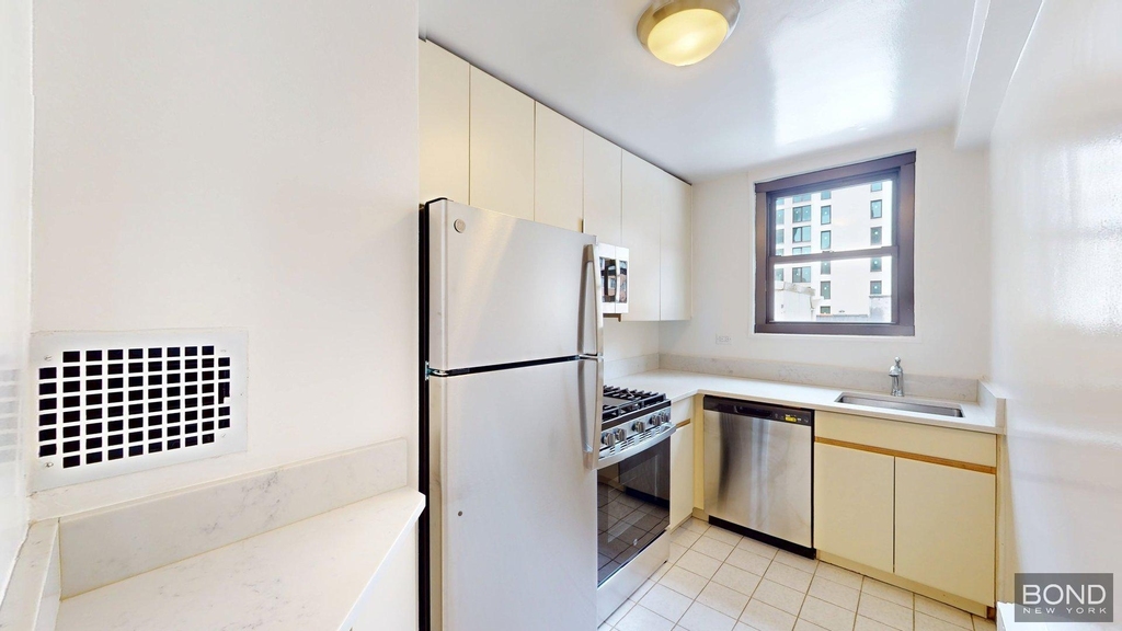 East 49th Street - Photo 1