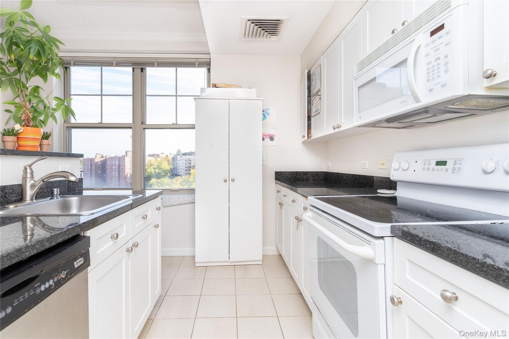 300 Mamaroneck Avenue - Photo 2