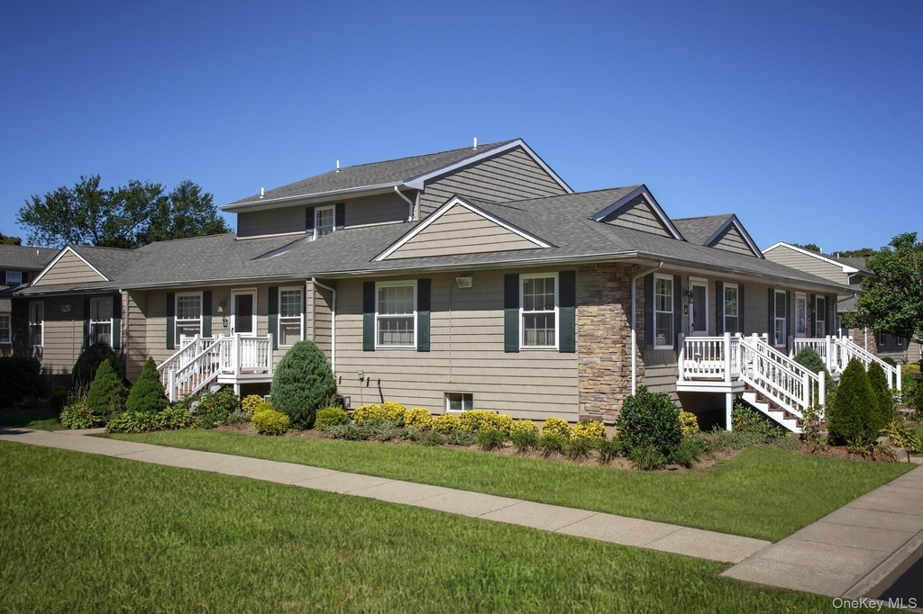 115 Connetquot Avenue - Photo 0