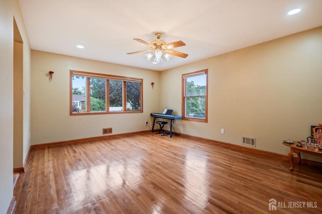16 London Drive - Photo 5