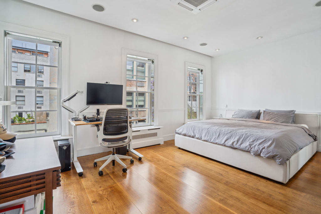 221 W 13th Street - Photo 2