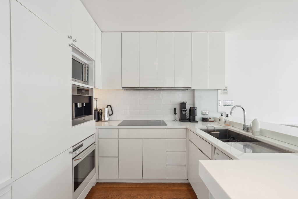221 W 13th Street - Photo 3