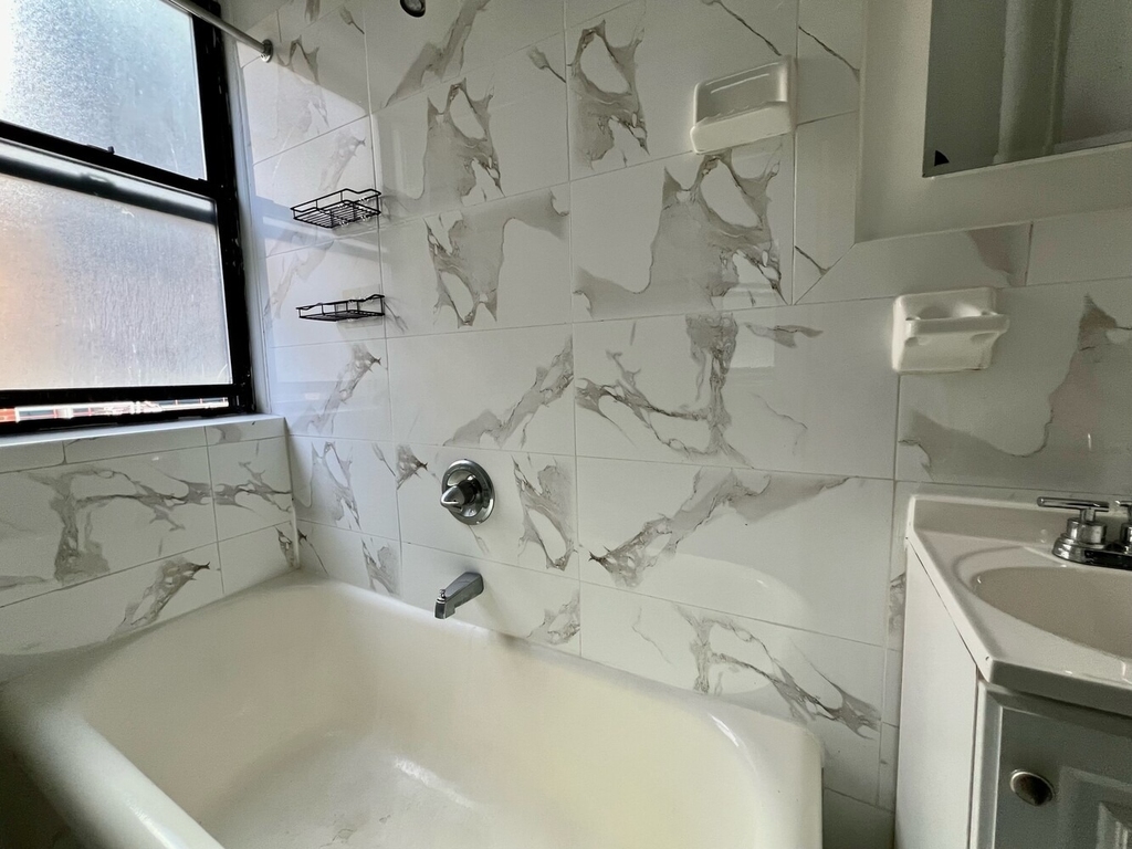 155 E 52nd Street - Photo 2