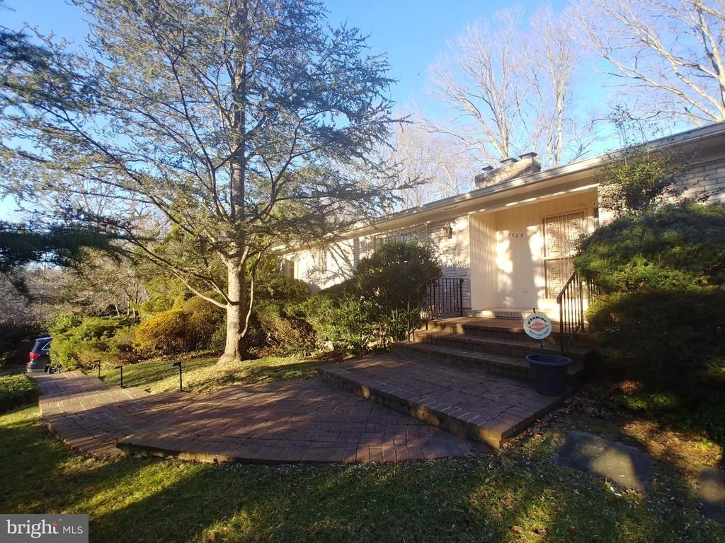 1429 Laburnum Street - Photo 1