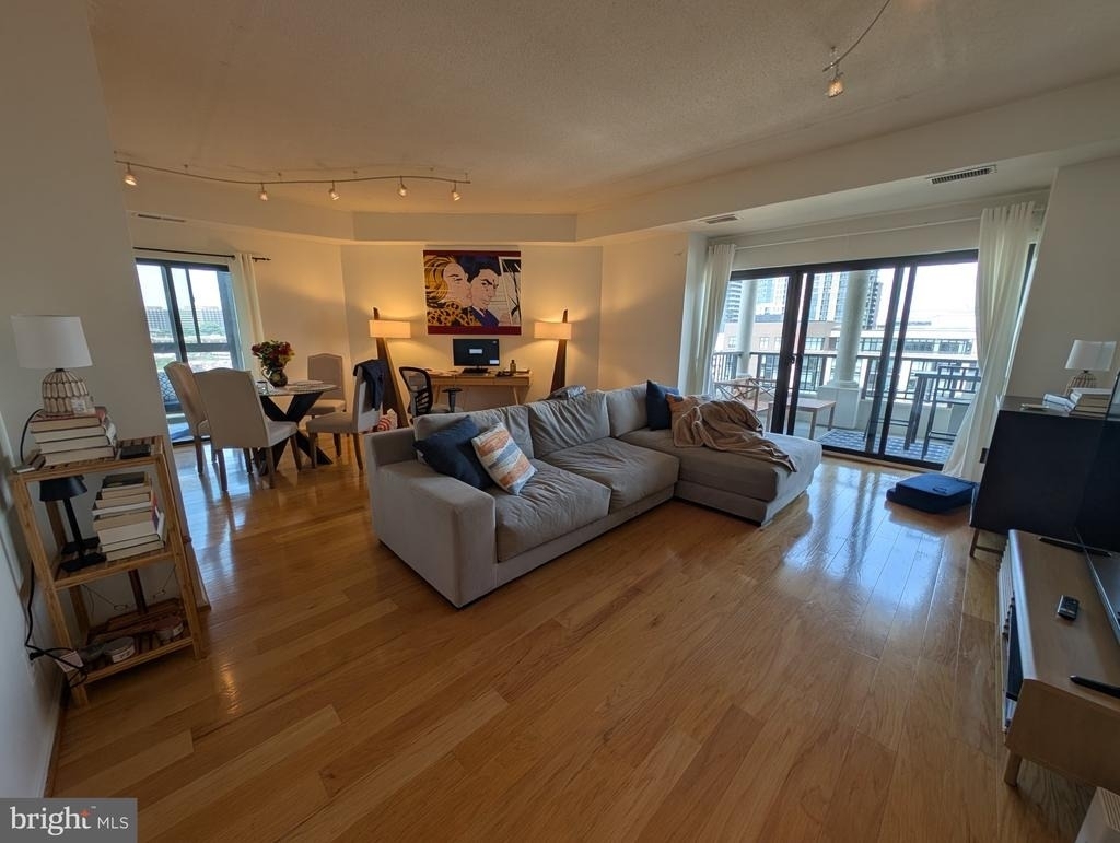 1600 N Oak Street - Photo 2