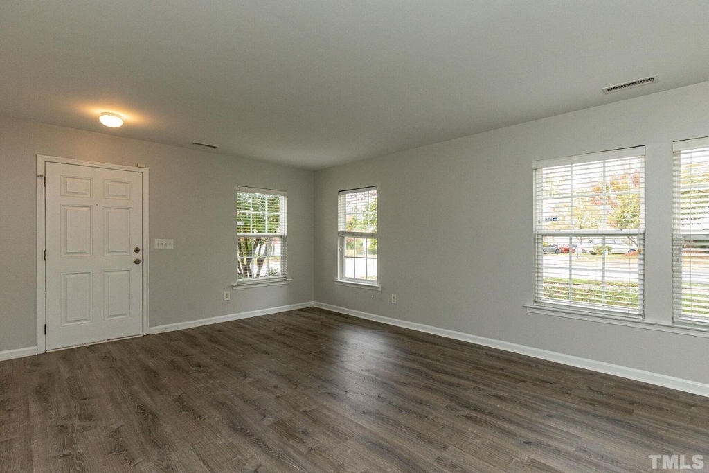 201 Northlands Drive - Photo 5