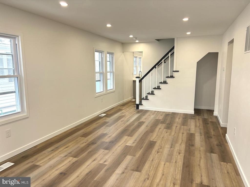 1019 S Broadway - Photo 1