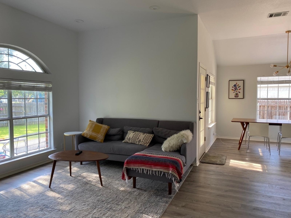 2623 Goldfinch Dr - Photo 4