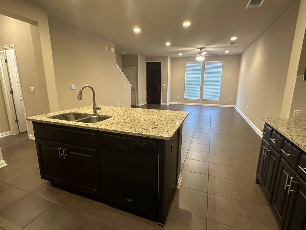 13800 Lyndhurst St - Photo 5
