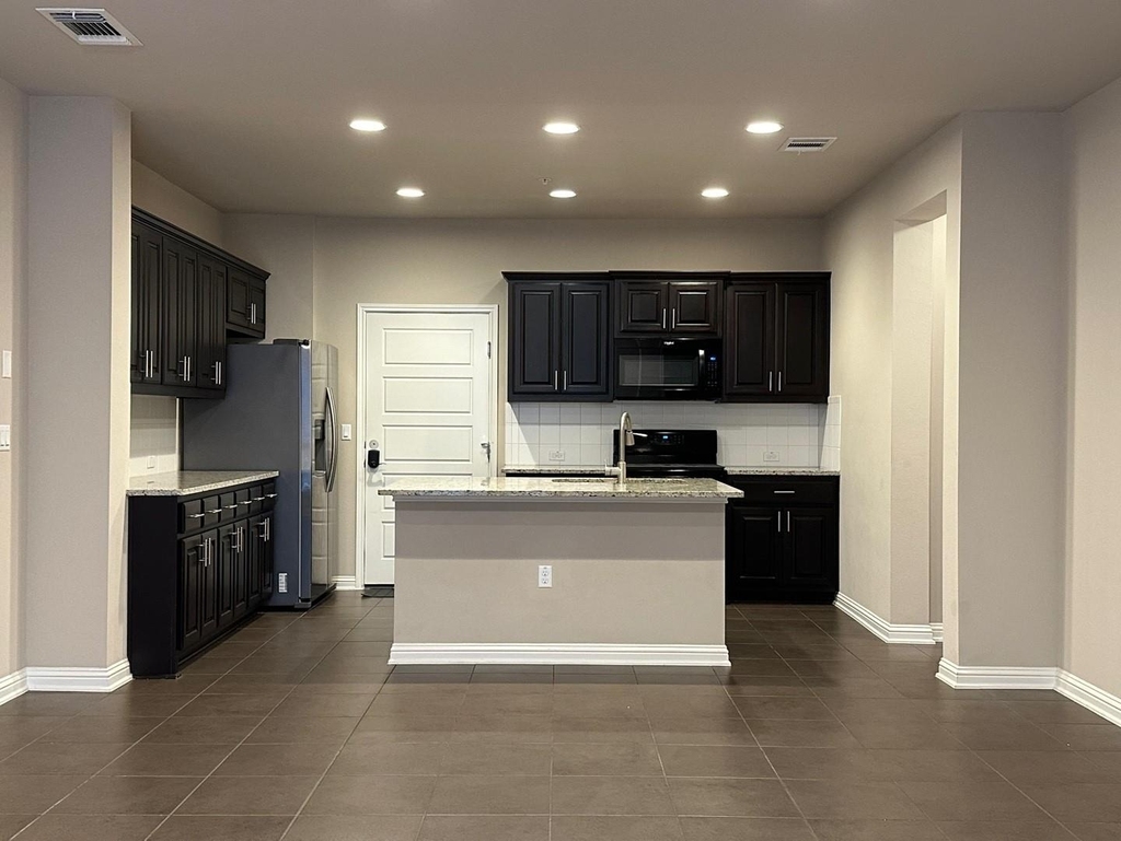 13800 Lyndhurst St - Photo 3