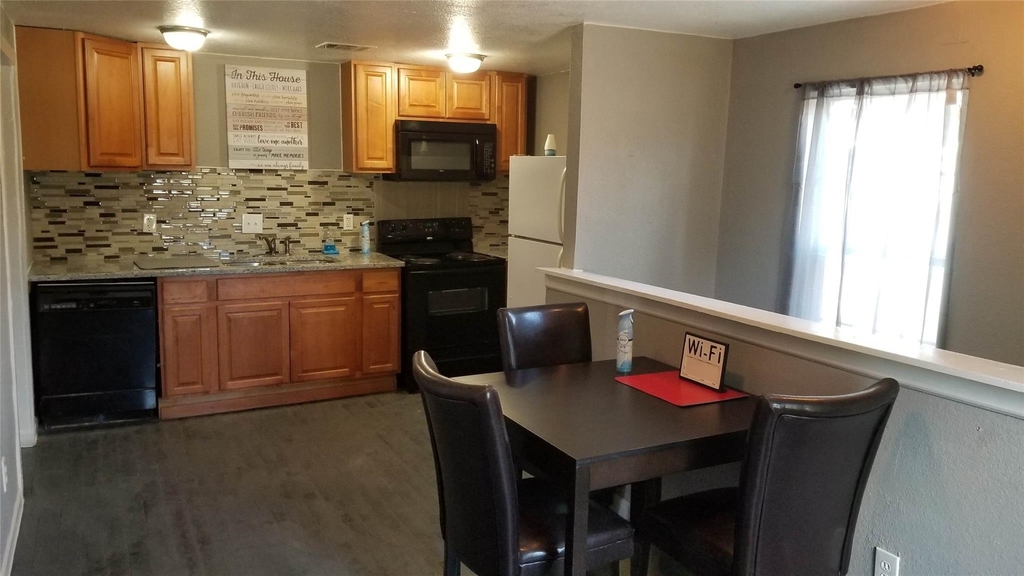 409 S Main St - Photo 2