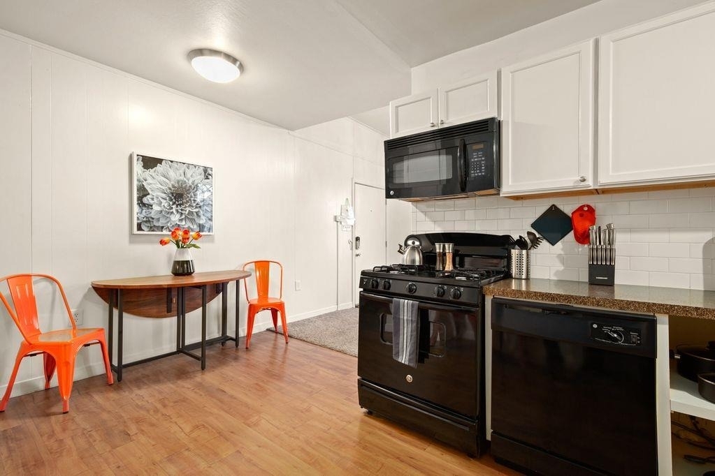 302 E 30th St - Photo 4
