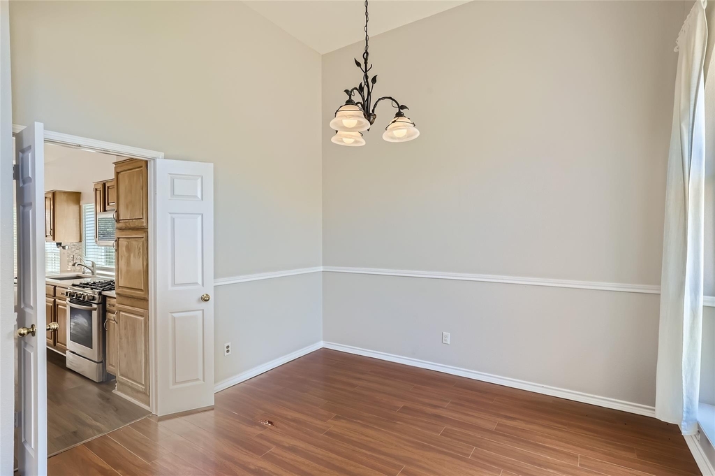 8904 Marthas Dr - Photo 9