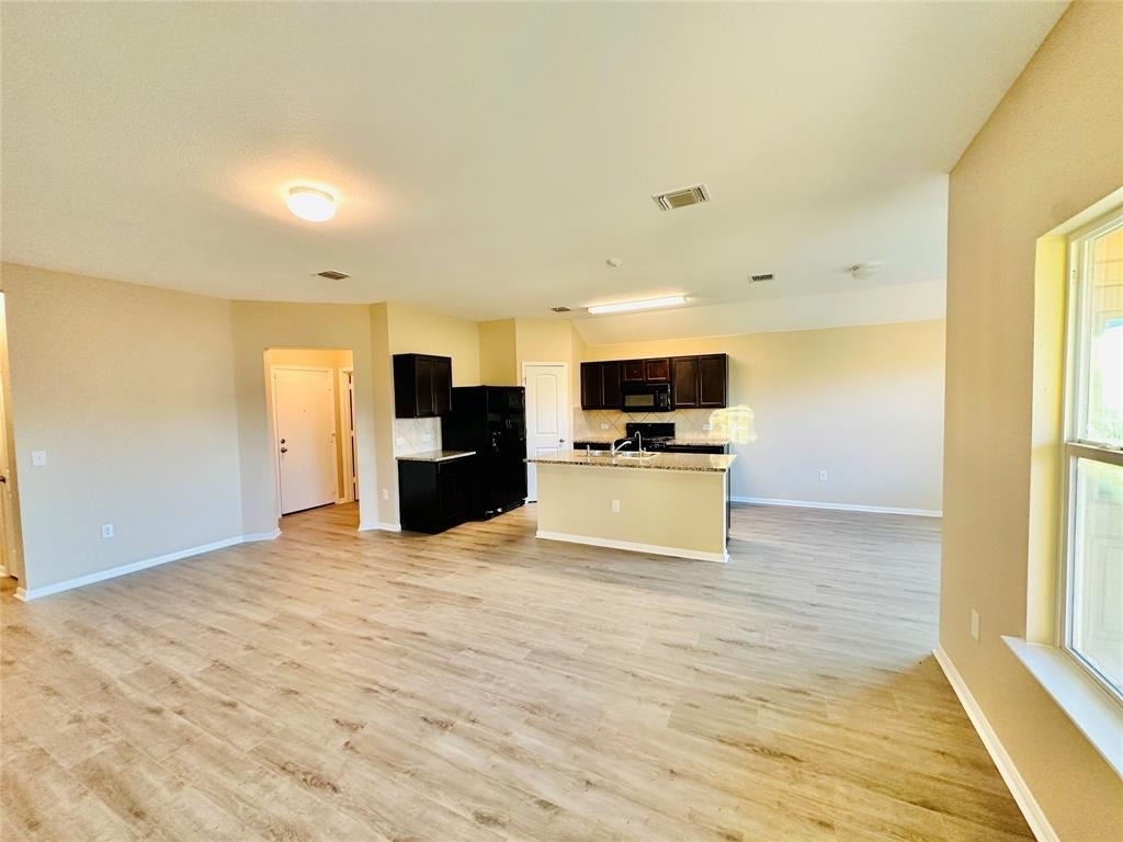 704 Silver Wing Dr - Photo 3