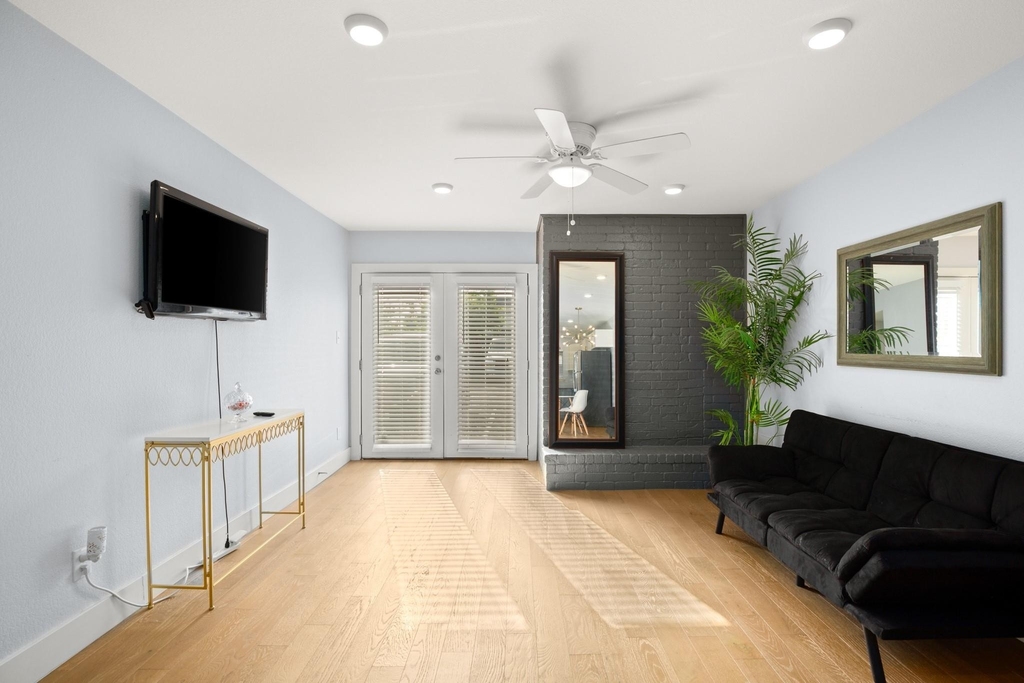 909 Reinli St - Photo 5