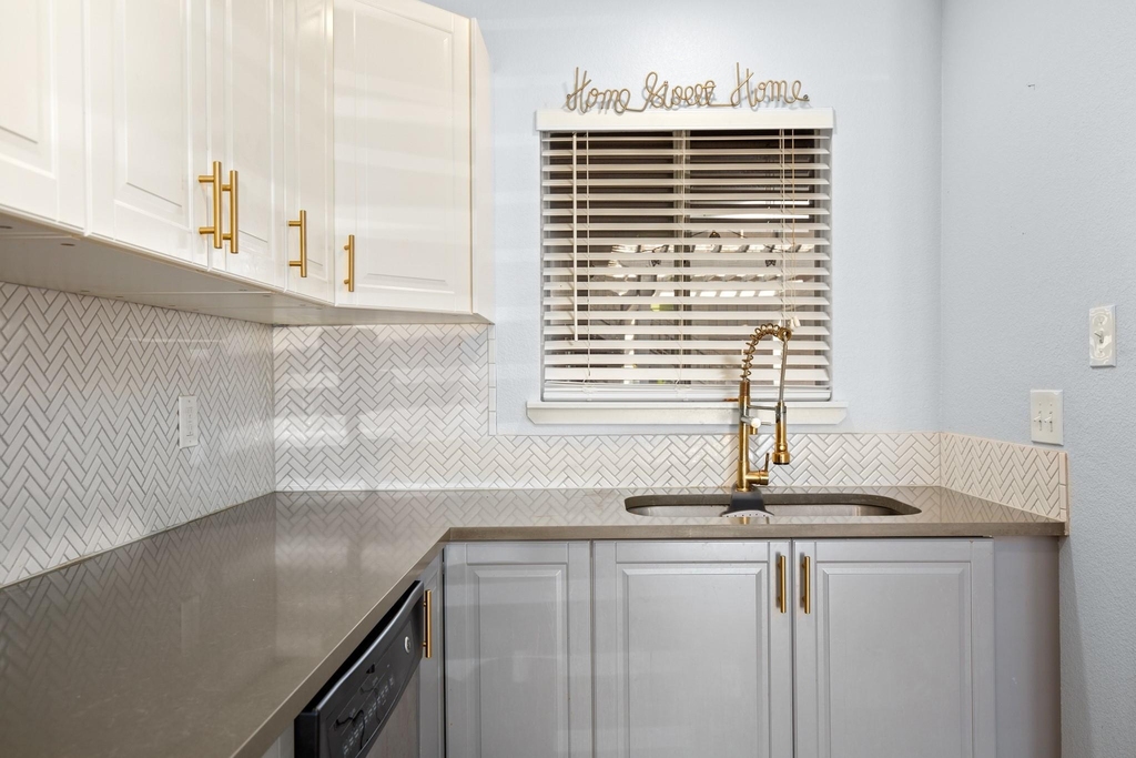 909 Reinli St - Photo 2